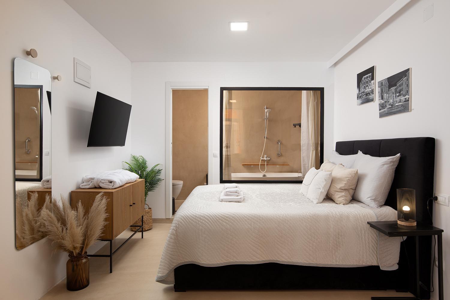 Deluxe In Center With Free Private Parking Apartment *