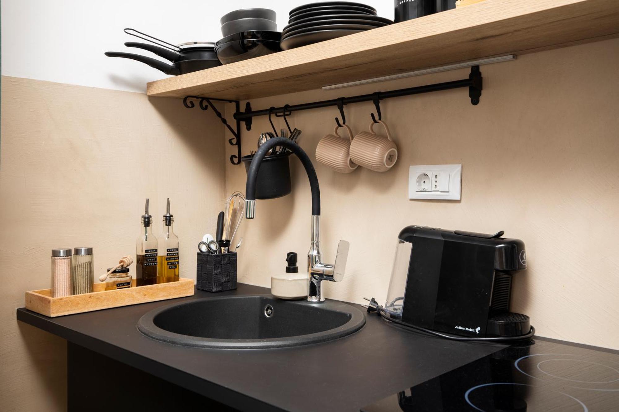 Deluxe In Center With Free Private Parking Apartment *